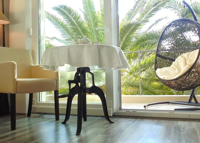 Apartment Refresh Boutique *